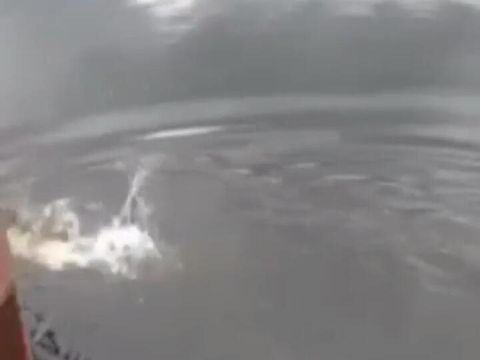Dalam jarak kurang dari 10 meter, pria tersebut lalu seperti tertarik ke dalam air. Tubuhnya lalu menghilang