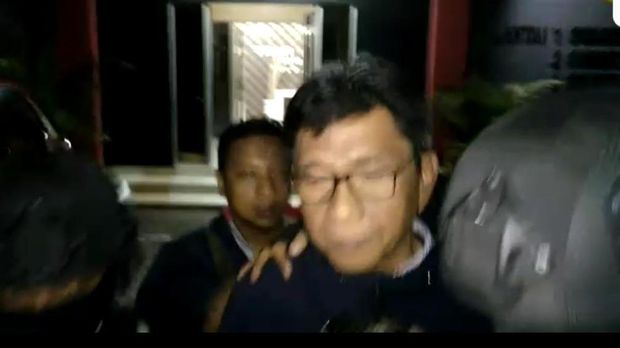 Eddy ditangkap bersama 4 orang lainnya termasuk Kepala ULP Pemkot Batu dan pihak rekanan.