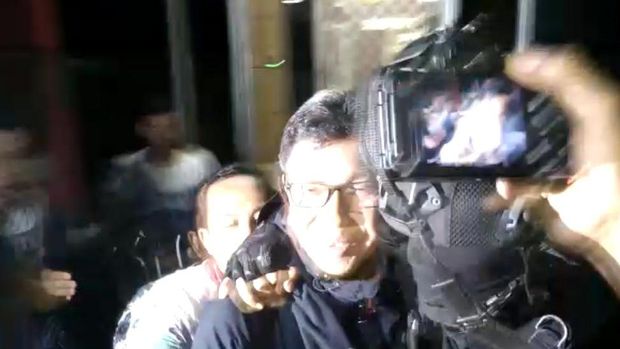 Usai diperiksa, Eddy ingin bicara pada wartawan di saat bus yang akan membawanya ke Bandara Juanda sudah menunggu