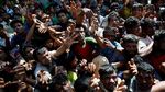 Ekspresi Warga Rohingya saat Antre Terima Bantuan
