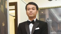 Ade Imran memilih setelan jas serba hitam. (Foto: Noel/detikHOT)