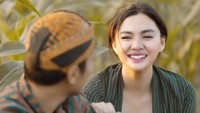 Vicky Shu tampak tersenyum lebar dengan balutan busana Jawa. (Foto: Vicky Shu/Instagram)