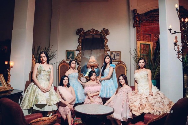 Jennifer Bachdim yang tinggal di Bali juga termasuk anggota Girl Squad. Beberapa waktu lalu dia pun ikut pemotretan bersama Girl Squad berpose ala Cinderella. Foto: dok. Instagram