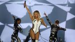 Seksi! Aksi Fergie Hibur Penggemar di Atas Panggung