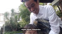 Tidak kapok, Jokowi minta Jan Ethes main air lagi saat mandi. (Foto: Screenshot Vlog Jokowi)