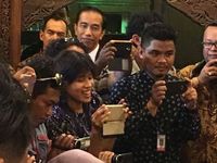 Jokowi saksikan Gibran jadi juru bicara keluarga / 