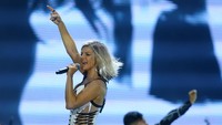 Fergie malam itu tampil seksi mengenakan bodysuit berwarna putih. (Foto: REUTERS/Pilar Olivares.)