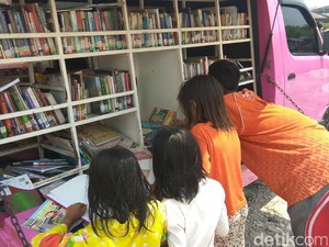 Perpus Keliling Diserbu Anak Korban Kebakaran di Belakang Alexis