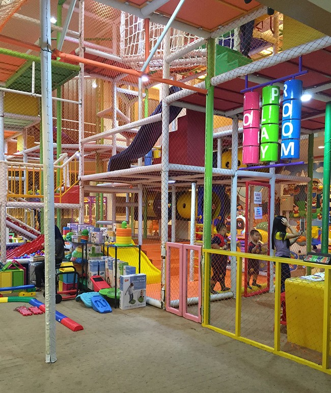 Di Bandung Ada Restoran yang Sediakan Taman Kelinci Hingga Playground untuk Anak