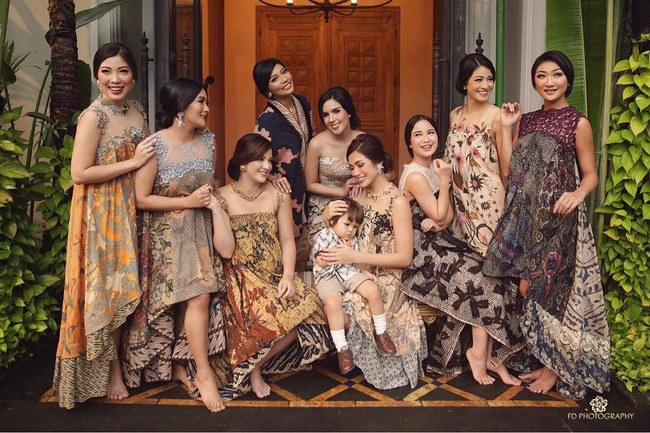 Dalam sebuah wawancara, Chacha Frederica, salah satu anggota Girl Squad mengatakan bahwa dia dan teman-temannya bukan genk sosialita yang suka berkumpul untuk menghambur-hamburkan uang. Pemotretan yang dilakukan dengan tema tertentu, seperti tema batik di foto ini, lazim dilakukan genk perempuan lainnya. Foto: dok. Instagram