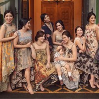 Dalam sebuah wawancara, Chacha Frederica, salah satu anggota Girl Squad mengatakan bahwa dia dan teman-temannya bukan genk sosialita yang suka berkumpul untuk menghambur-hamburkan uang. Pemotretan yang dilakukan dengan tema tertentu, seperti tema batik di foto ini, lazim dilakukan genk perempuan lainnya. Foto: dok. Instagram