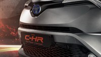 Bagian depan, di bawah logo Toyota, C-HR Hy-Power kini memiliki warna hitam mengilat.  Foto: Dok. Toyota