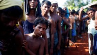 Seorang anak pengungsi Rohingya berdiri dan berharap penuh akan bantuan yang akan diterimanya (Foto: REUTERS/Mohammad Ponir Hossain).