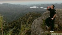 Foto: Dengan hanya membayar Rp 3000 saja untuk biaya parkir sepeda motor dan Rp 4000 untuk mobil, pengunjung bisa menikmati keindahan alam di puncak Bukit Ijo. Belum ada tiket masuk di tempat ini (Rinto Heksantoro/detikTravel)