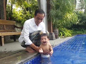 Serunya Mbah Jokowi Main Pedang-pedangan dan Mandikan Cucu