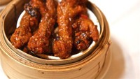 Buat yang suka, cakar ayam ini enak banget. Luarnya kering dan bagian dalamnya kenyal lembut dengan rendaman bumbu yang gurih pesa. Nyam!Foto: Istimewa