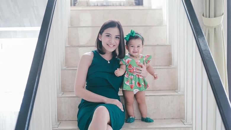 Super Nggemesin! Gaya Nastusha Alinskie Saat Hendak Menyusu/ Foto: Instagram Super Nggemesin! Gaya Nastusha Alinskie Saat Hendak Menyusu/ Foto: Instagram