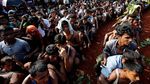 Ekspresi Warga Rohingya saat Antre Terima Bantuan