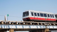 OHare International Airport yang terletak di Chicago, AS juga menggunakan kereta sebagai salah satu fasilitas pindah terminal. Tempat duduknya juga minim dan mayoritas penumpang berdiri di dalam kereta (Thinkstock)