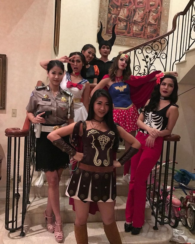 Dalam rangka Halloween, anggota Girl Squad tampil dengan kostum unik. Ada yang menjadi Sailormoon, polisi, Wonder Woman hingga maleficent. Foto: dok. Instagram