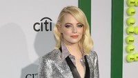 Ia tampil cantik dengan busana terusan berbelahan dada rendah. (Foto: Jonathan Leibson/Getty Images for FIJI Water)