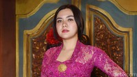 Vicky Shu tampil cantik dengan kebaya berwarna pink. (Foto: Noel/detikHOT)