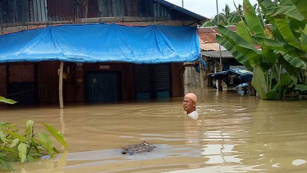 Banjir ini disebabkan intensitas hujan yang tinggi di beberapa wilayah yang menyebabkan sungai meluap.