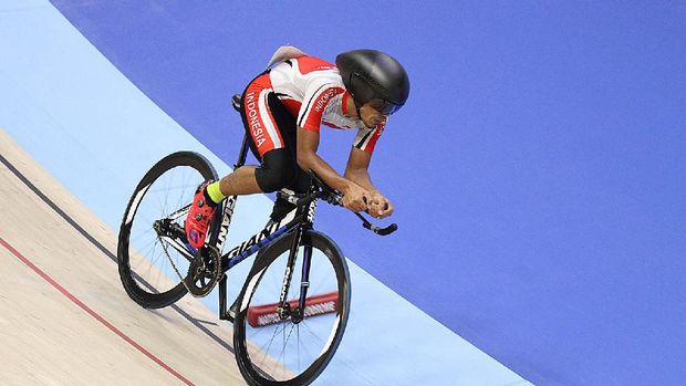M. Fadli saat tampil di nomor 4000m paracycling di Velodrome Nasional Malaysia, Minggu (17/9/2017).  