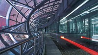 Di Dusseldorf Airport, Jerman, juga punya kereta antar terminal bandara. Dengan bentuk luar berwarna abu-abu baja, kereta ini mengangkut penumpang antar terminal selain opsi bus yang disediakan (Düsseldorf Airport)