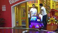 Jokowi langsung menuju pusat permainan anak Happy Time. Orang tua Jan Ethes membeli tiket sebuah wahana permainan Grand Central Station, yakni sebuah perjalanan kereta api yang mengelilingi lantai 2 mal tersebut. (Foto: Ray Jordan/detikcom)