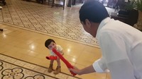 Di tengah main pedang-pedangan, Jan Ethes bikin ekspresi wajah seperti ini. Lucu banget! (Foto: Screenshot Vlog Jokowi)