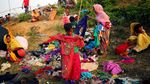 Ekspresi Warga Rohingya saat Antre Terima Bantuan