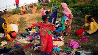 Bantuan yang diberikan salah satunya berasal dari penduduk Bangladesh yang tiba pada 16 September 2017 Foto: (REUTERS/Mohammad Ponir Hossain).