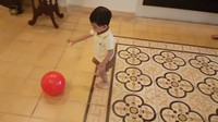 Putra Gibran Rakabuming dan Selvi Ananda ini lalu asyik sendiri main bola (Foto: Screenshot Vlog Jokowi)