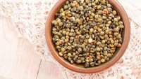 Lentil yang sudah dimasak mengandung sekitar 9 gram protein per 100 gram. Selain protein, lentil juga kaya serat, zat besi, dan karbohidrat kompleks, sehingga menjadi pilihan utama bagi vegetarian. Foto: iStock