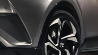 Lampu depan, frame jendela, dan pelek 20 inci memiliki aksen krom hitam. Foto: Dok. Toyota
