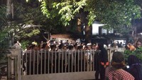Sekitar pukul 22.00 WIB massa mendatangi Gedung LBH Jakarta-YLBHI. Mereka menuntut acara dibubarkan karena dituding terkat PKI atau komunis. Sementara itu aktivis LBH tak bisa keluar gedung karena akses jalan ditutup massa. (Foto: Aksi massa di depan gedung LBH Jakarta/Dokumentasi LBH Jakarta)
