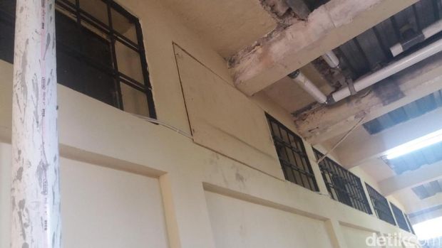 Aksi Warga Belakang Mapolres Jakbar Tangkap Tahanan Kabur
