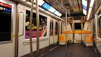Bandara terbaik dunia, Changi Airport memiliki kereta antar terminal bandara dengan sedikit bangku, yang diperuntukkan kepada penumpang prioritas. Penumpang pun juga dapat membawa trolley ke dalam kereta (SGtrains.com)