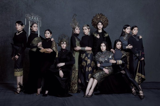 Ikut mengkampanyekan program sosial Gelang Harapan, Girl Squad berpose memakai busana serba hitam rancangan Ghea Panggabean.Foto: dok. Instagram