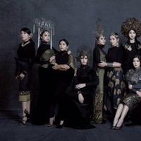 Ikut mengkampanyekan program sosial Gelang Harapan, Girl Squad berpose memakai busana serba hitam rancangan Ghea Panggabean.Foto: dok. Instagram