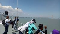 Menikmati indahnya Jembatan Suramadu dari atas KRI Surabaya