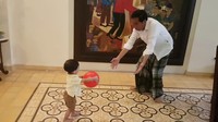 Bukannya melempar, Jan Ethes justru menghampiri Jokowi dan menyerahkan bolanya (Foto: Screenshot Vlog Jokowi)