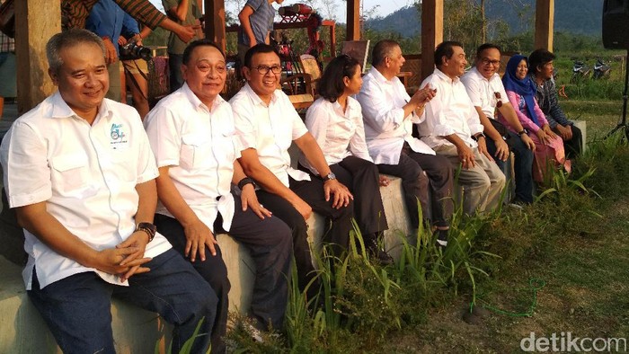 Gaya Rini dan Bos-bos BUMN Mancing di Desa Sambil Nikmati Sunset