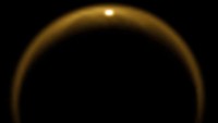 Sebuah foto handout menunjukkan kilasan pertama sinar matahari yang dipantulkan dari sebuah danau di satelit Saturnus, Titan. Foto ini dijepret Cassini pada tanggal 8 Juli 2009. Kilau dari permukaan seperti cermin dikenal sebagai refleksi specular.(NASA / JPL / Universitas Arizona / DLR / Handout via REUTERS)