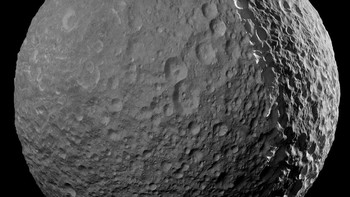 Wujud bulannya Saturnus, Mimas. Foto: NASA/JPL/Space Science Institute