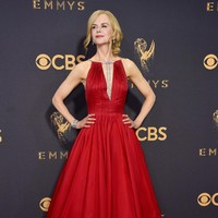 Awalnya tren satu ini terlihat di fashion show rumah mode ternama seperti Celine, Moschino dan Calvin Klein. Ketika karpet merah Emmy Awards pun, aktris Nicole Kidman memakai sepatu berbeda dari Calvin Klein, yang merupakan koleksi musim gugur 2017. Foto: Getty Images