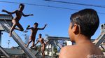 Cuaca Panas, Anak-anak Bermain Air