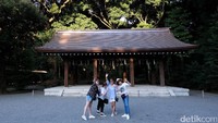 Kuil ini ibarat oasis di tengah padang pasir kota Tokyo yang penuh gedung bertingkat dan aktivitas yang tak pernah sepi (Rachman Haryanto/detikTravel)