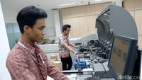 Menjelang penerapan penggunaan pembayaran tol non tunai, produksi e-money Bank Mandiri mencapai 30.000 kartu setiap harinya.